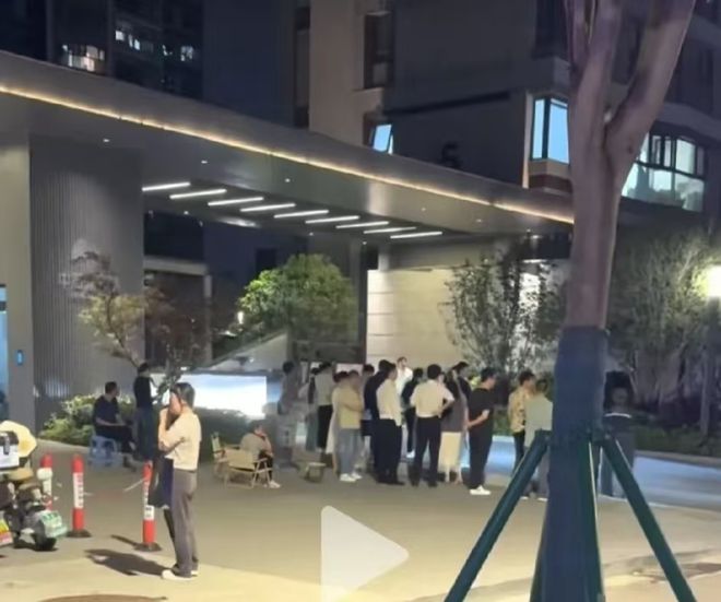 南京中海系降价万元清盘业主堵门扬言要跳楼pg电子免费试玩模拟器业主维权成了笑话！(图1)