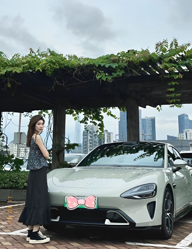 主质量都这么高的吗？仙女也就长这样吧pg电子免费模拟器小米SU7的美女车(图2)